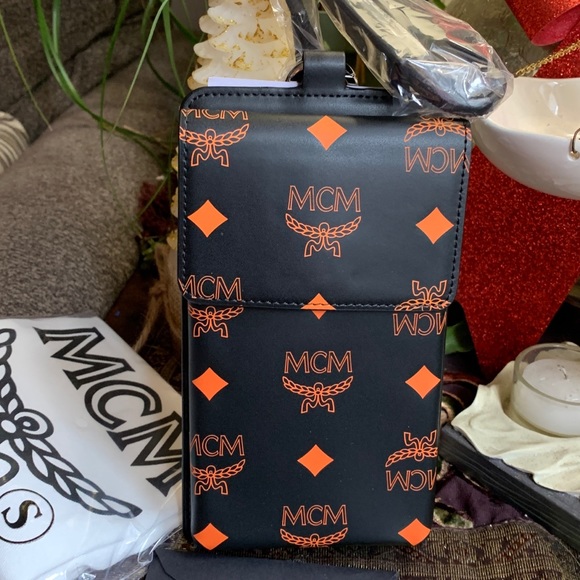 UNISEX🔥Authentic MCM Leather VISETOS logo print phone/card lanyard /Cros… - Picture 1 of 14